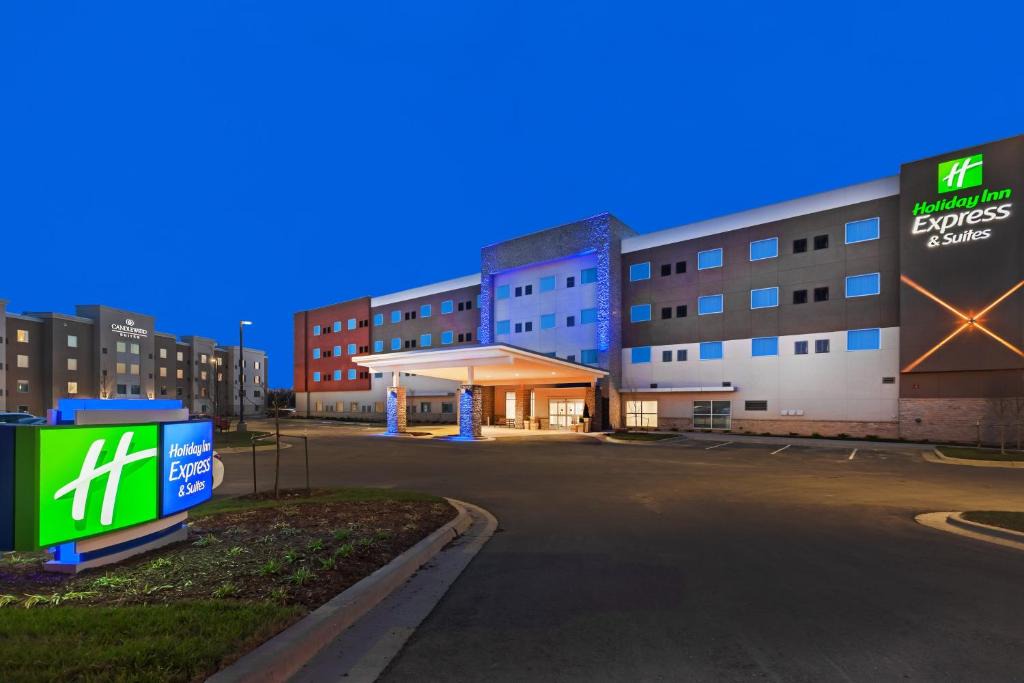 Lenexa Hotel | Holiday Inn Express & Suites - Lenexa - Overland Park Area by IHG