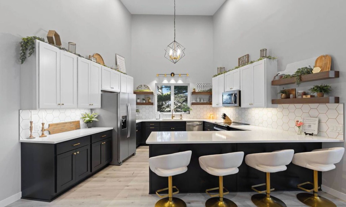 Columbus House | Home Away From Home: From Abandoned to Luxurious!