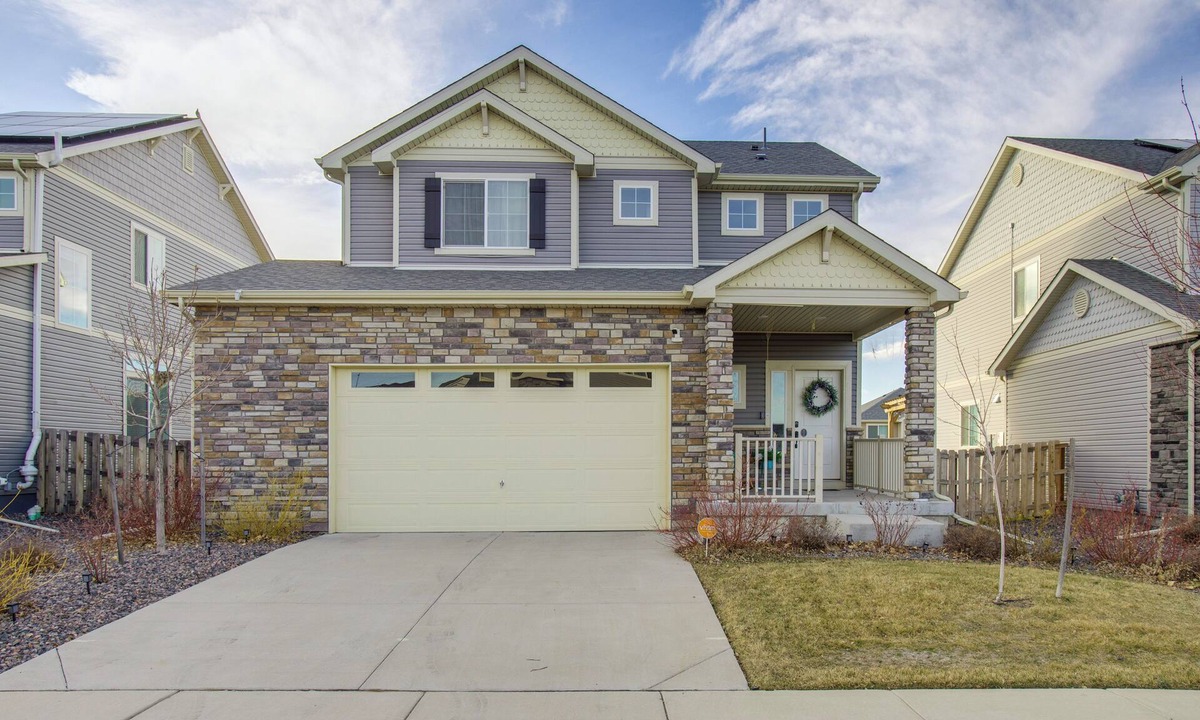 Aurora House | Home Gym & Fenced Backyard: Aurora Family Home!
