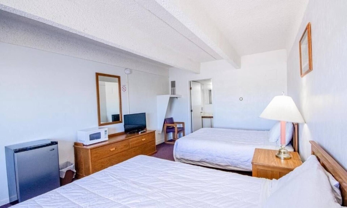 Osborne Hotel | Homey 2-Queen Room Ideal for a Relaxing Overnight Stay for 3 Rooms