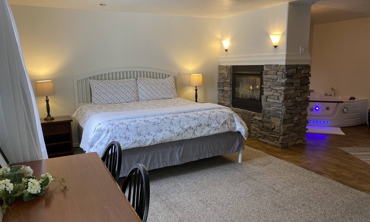 Vernal Hotel | Honeymoon Suite with Large Jetted Tub