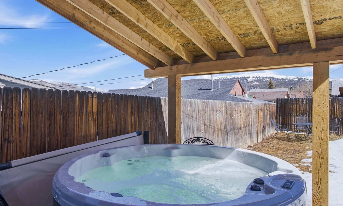 Leadville North House | Hot Tub | 2min Walk | Mtn Views | Sleeps 8 + Pets