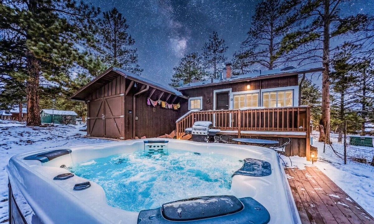 Estes Park Cabin | Hot Tub & Fireplace in 1925 Cabin, Minutes to RMNP