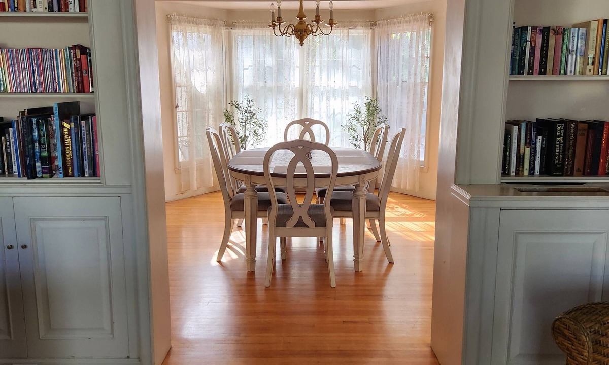 Hutchinson House | Huge home in Hyde Park blocks away from KS State Fair