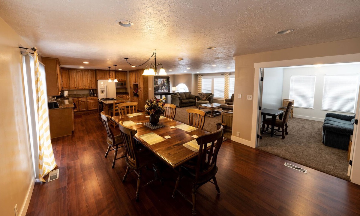 Bountiful House | Huge Home in Quiet Neighborhood 3,000+ Sq. Ft.