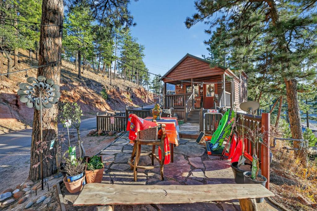 Woodland Park Ski Chalet | Hummingbird Heaven in Woodland Park CO Mountain Cabin