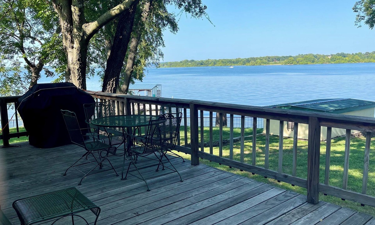 Grove House | If you are looking for a scenic escape on Grand Lake close to Grove, this is it!