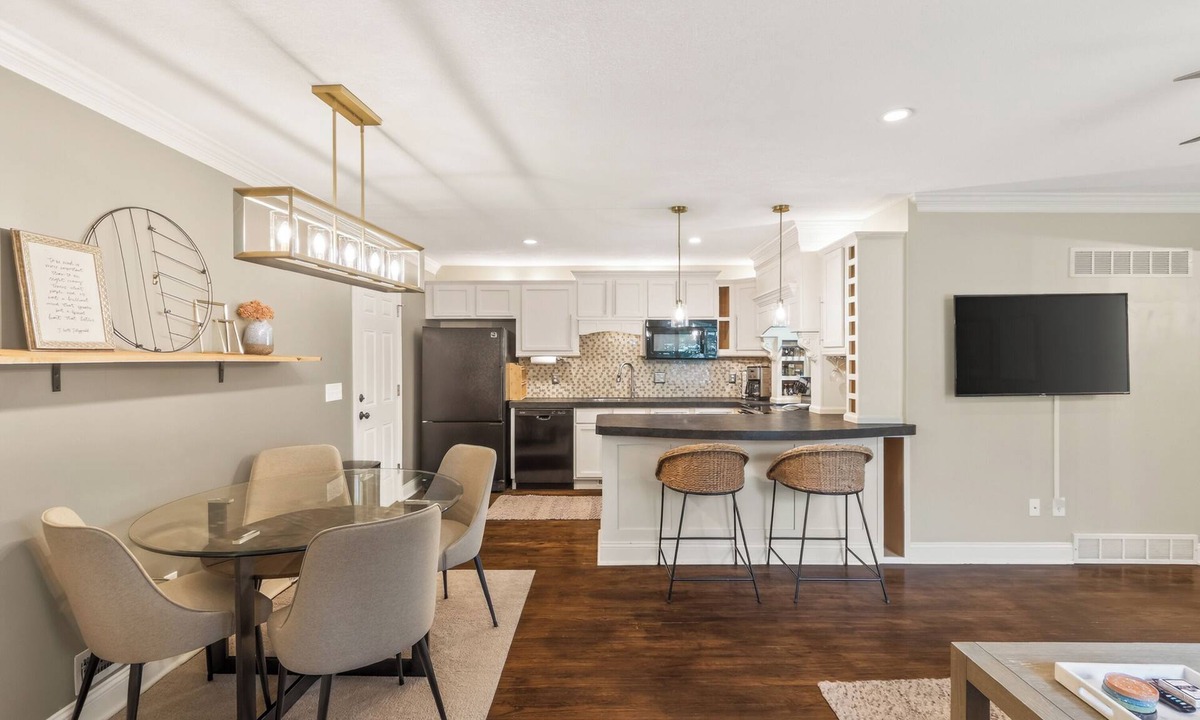 Rosedale House | KC Family Home/Near Plaza, Downtown/Long Stays