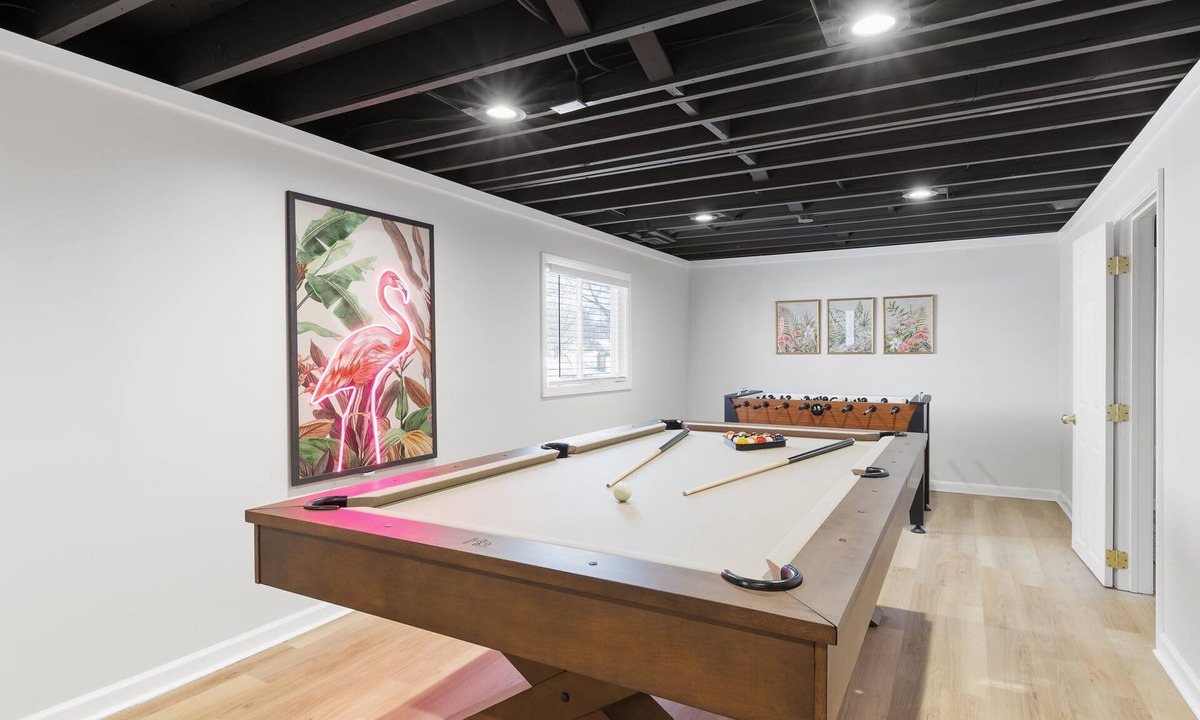Raytown House | KC Home by Stadiums - 3 Kings - 1 Queen w/Game Room - Pool, PAC Man, Foosball