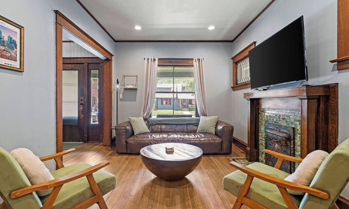 West Plaza House | KC Nest - Mins from Plaza + Streetcar + Parking!