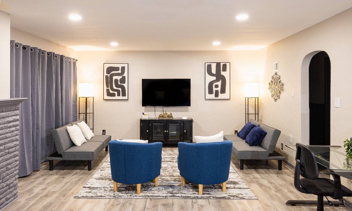 Kansas City House | KC Speedway Retreat- 10 mins Near Everything in KC!