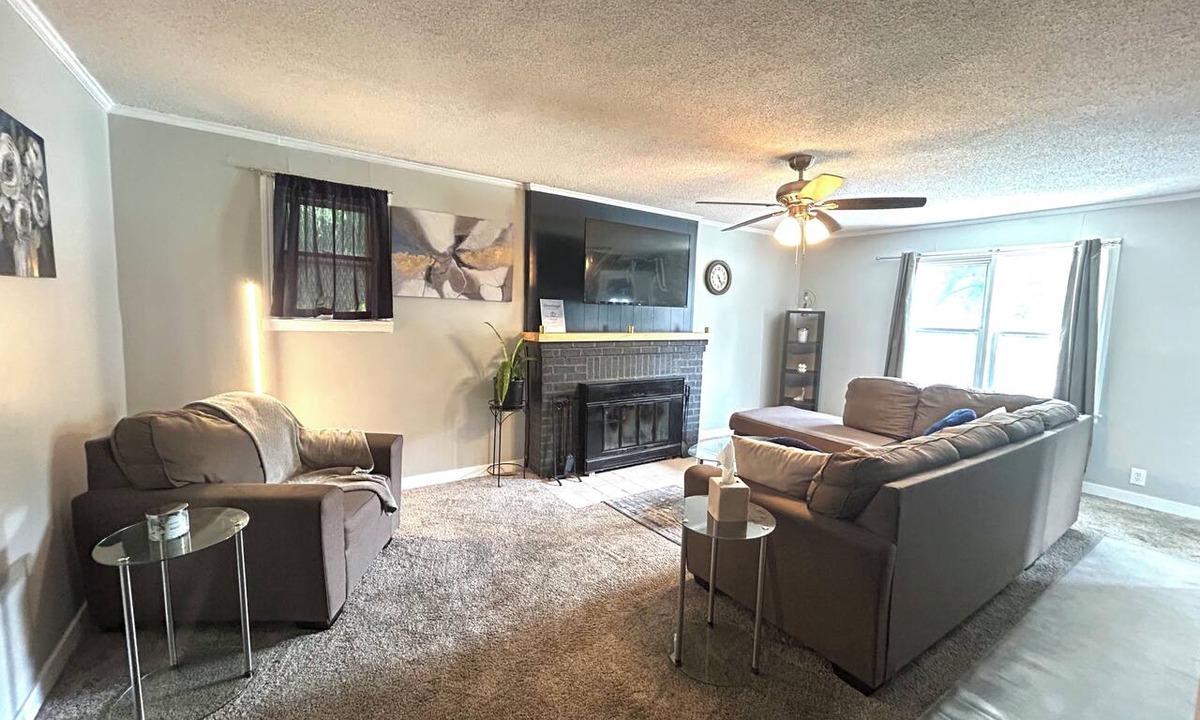 South Kansas City House | KC World Cup Home Base. Sleeps 8. 13 Min to Stadium.