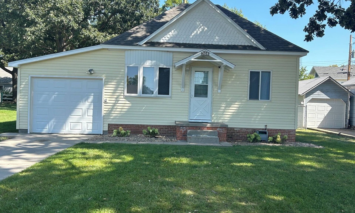 Alma House | Kennedy Kottage- Unwind & Relax Entire home located in Alma, Nebraska.