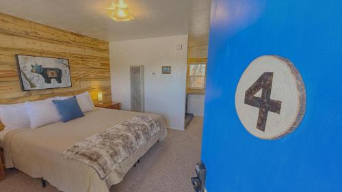 Bluff Hotel | King Bear Mokee Pets OK, Shared Kitchen! #4