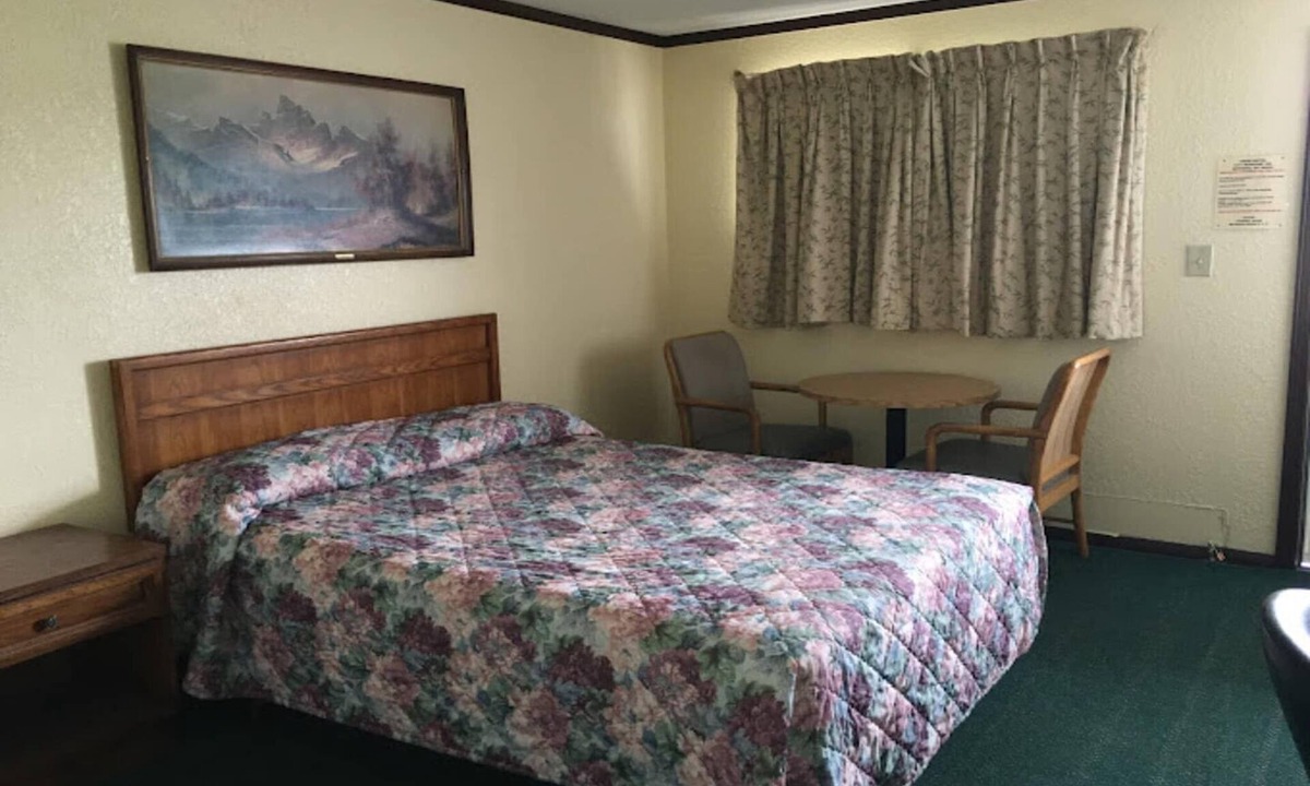Elwood Apartment | King Bed Non-Smoking
