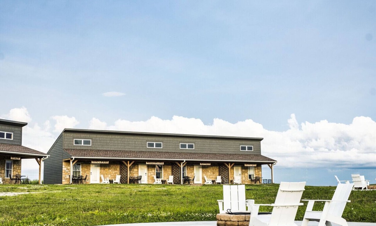 Maple Hill Hotel | King Cabin Room Buffalo
