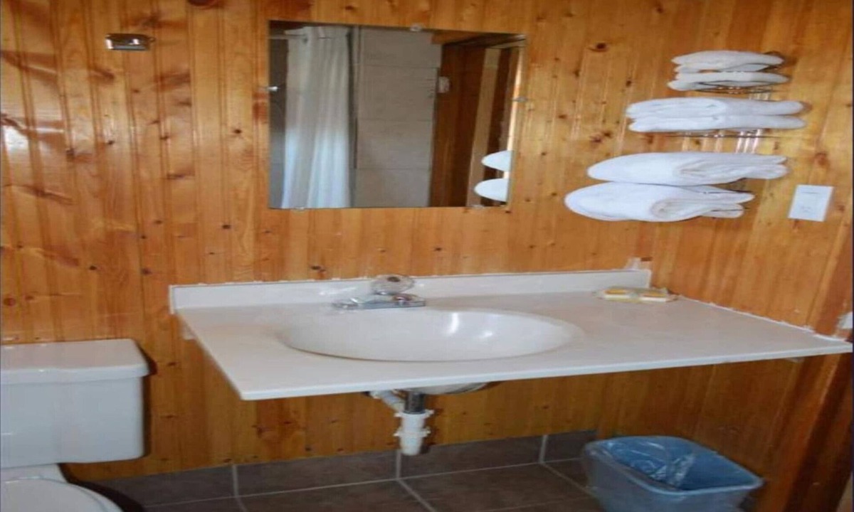 La Crosse Apartment | La Crosse KS | 3 Queen Bed