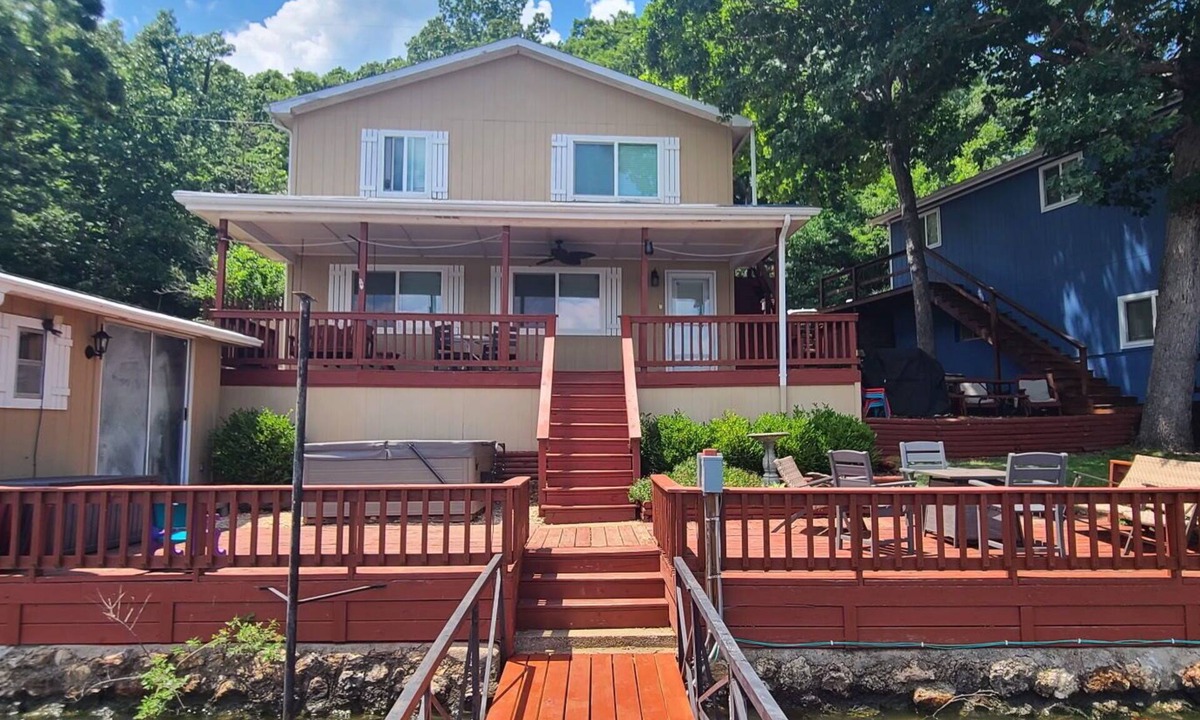 Edwards House | Lake Affect w/Hot tub & Garage Game room!