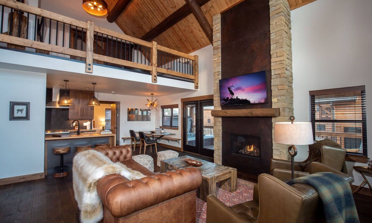 Estes Park Cabin | Lake Estes Getaway – Close to Downtown, Indoor/Outdoor Fireplace and Jacuzzi