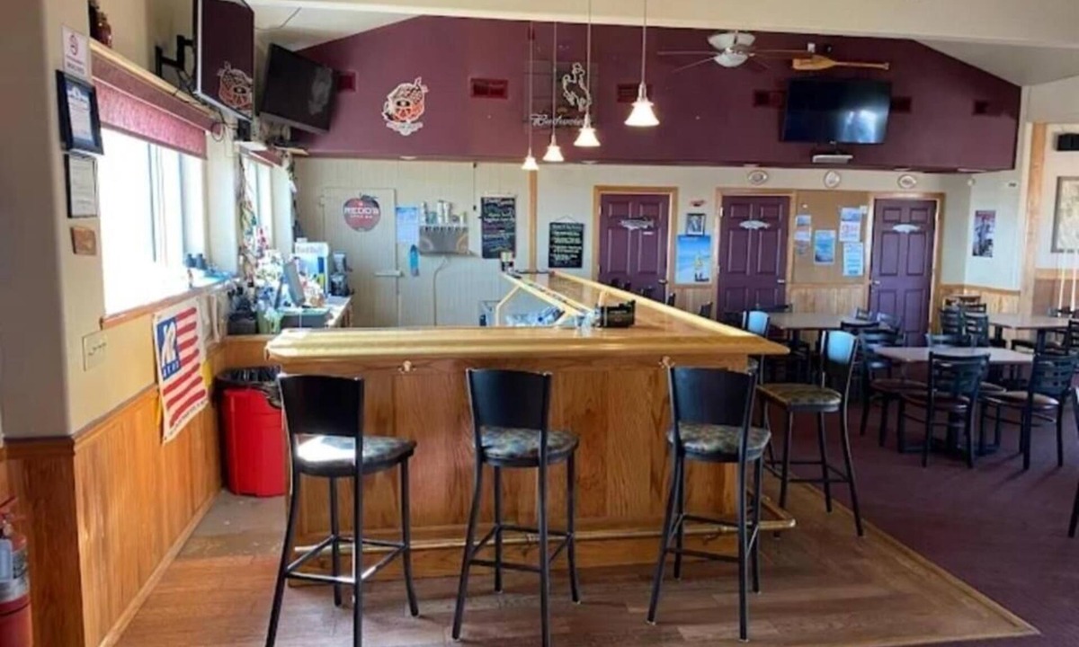 Saddlestring Hotel | Lake Stop Resort