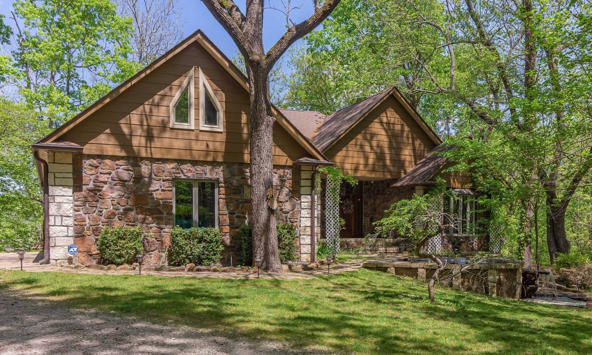 Proctor House | Lake Tenkiller Family Friendly Estate on the Illinois River - Summer Getaway!