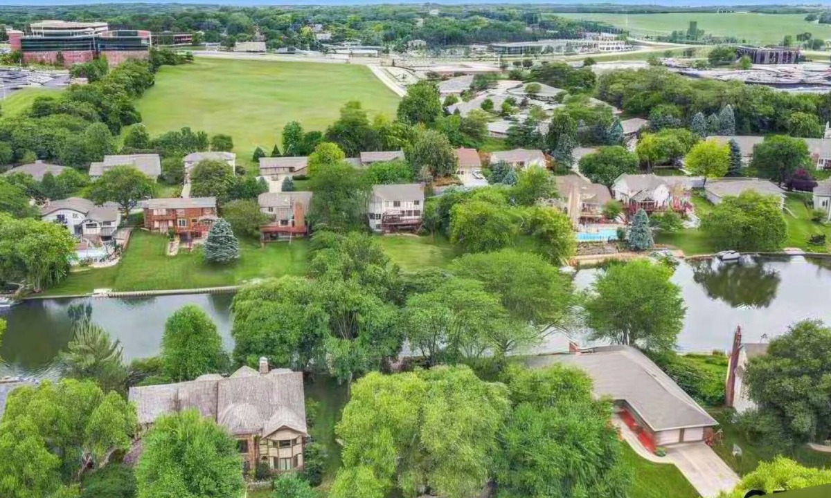 West Omaha House | Lakefront 4BD House. Private Lake, Pool, Hot Tub & SPA - Perfect Getaway Retreat
