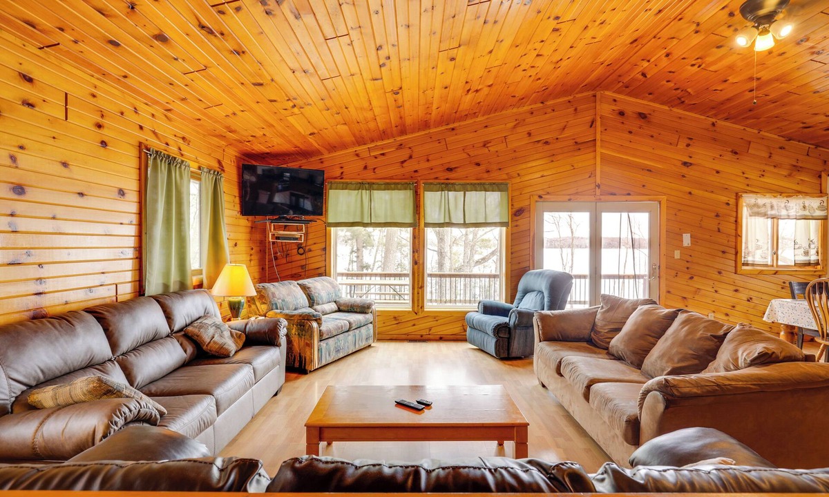 Ainsworth Cabin | Lakefront Duplex in Northwoods: Angler’s Haven!