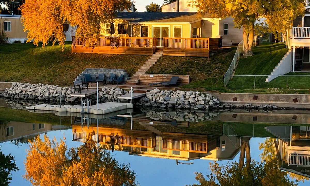Elwood House | Lakefront Home-Sleeps 10, Private Dock, Kayaks, Family Friendly