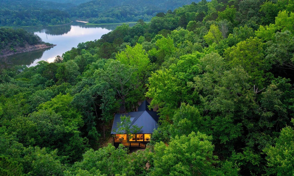 Octavia Cabin | Lakeside Hideaway l Lakefront Luxury on Broken Bow Lake l Hot Tub & Boat Access