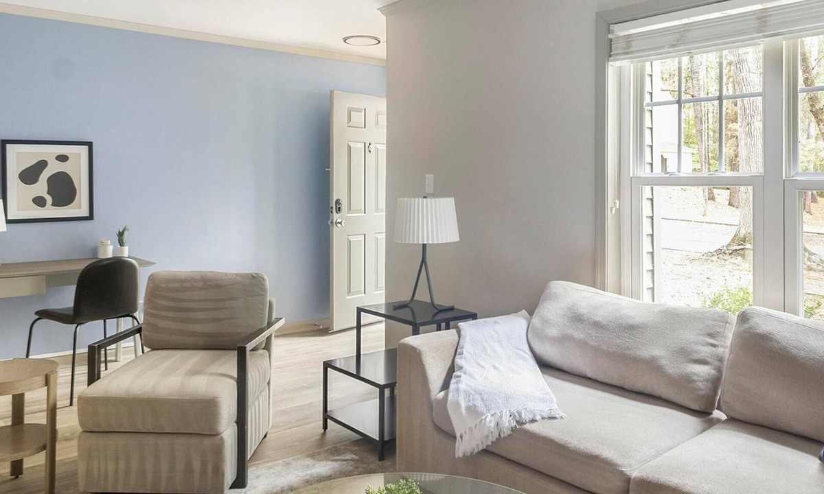 Crabtree Apartment | Landing | Incredible 2BD, Tennis Court, Gym