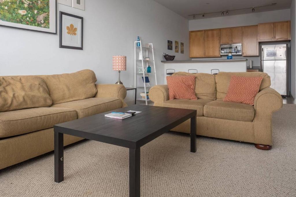 Historic Third Ward Apartment | LARGE 3RD WARD TOWNHOME NEAR SUMMERFEST W/ PARKING