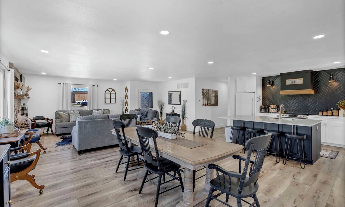 Haysville House | Large Home In Haysville!