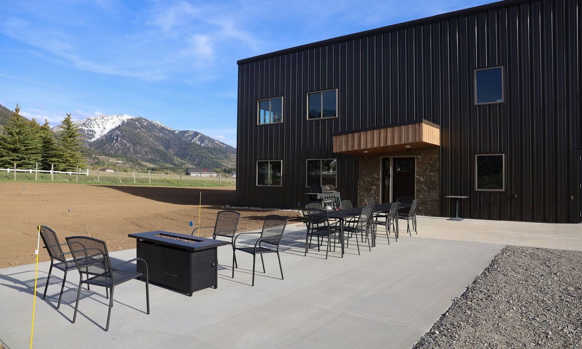 Bedford House | Large NEW Home - Fraction of Cost - Prime Location