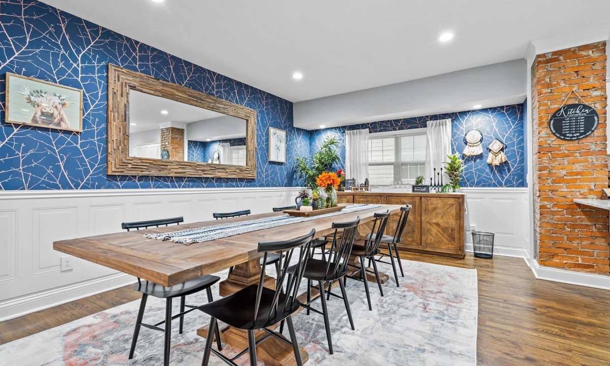 Southmoreland House | Large Remodeled Midtown Beauty - Locust St. Estate - walk to KC Streetcar!