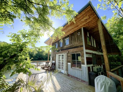Excelsior Springs House | Light-Filled Lakeside Cabin with Private 15-Acre Spring-Fed Lake Near Downtown Excelsior Springs, Missouri