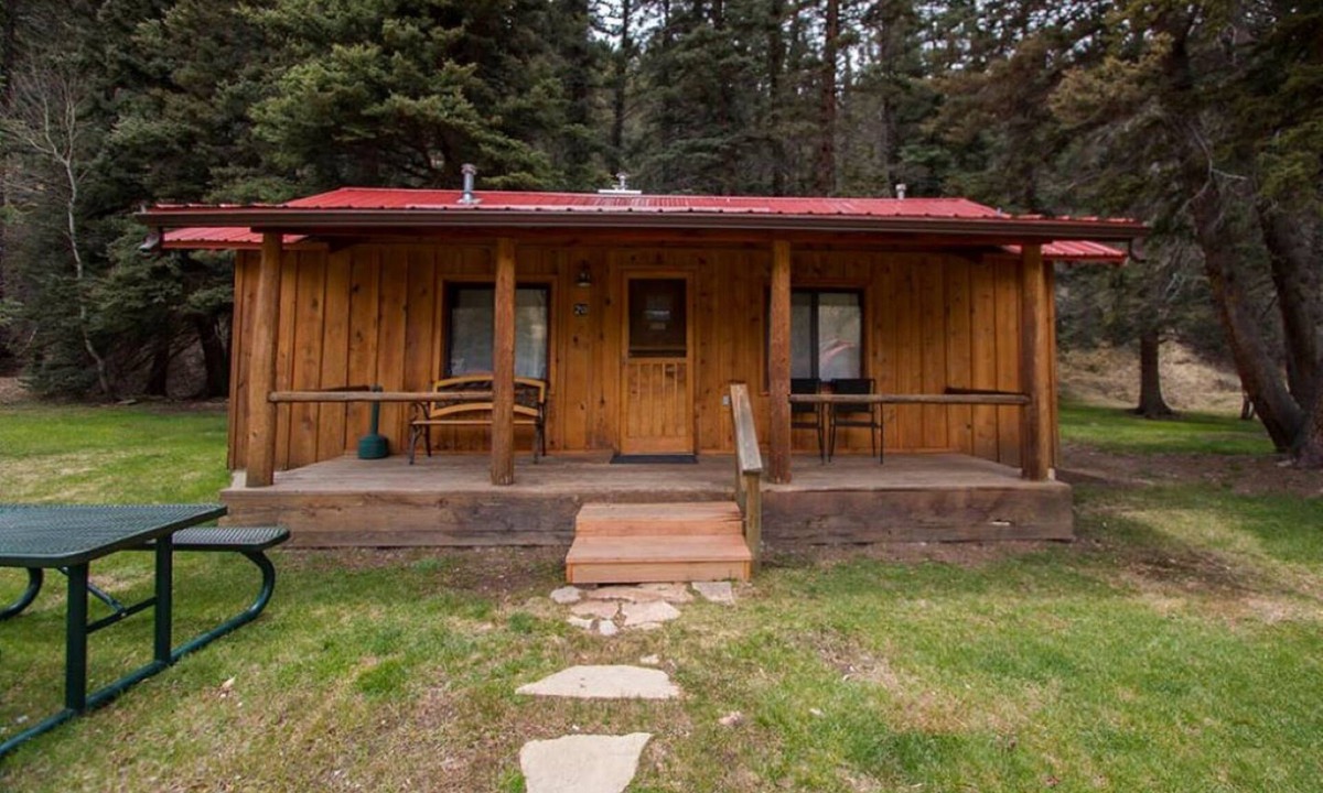 Red River Cabin | Located against the mountains facing the river