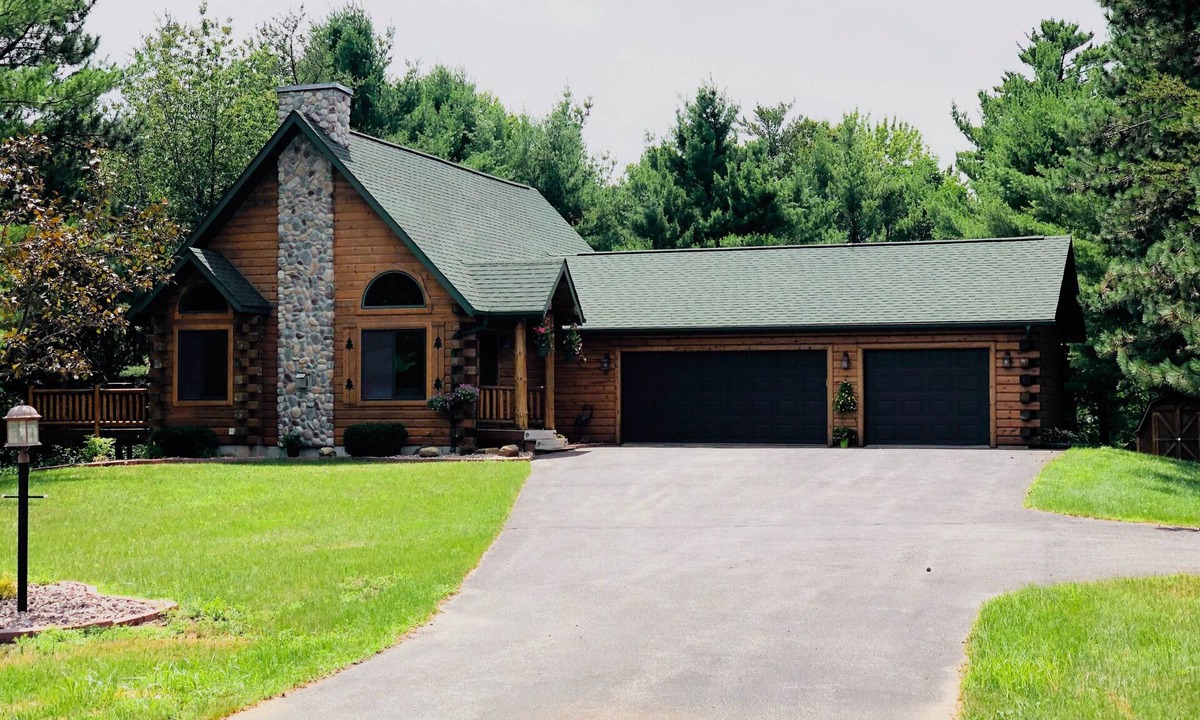 Necedah House | Log home with a modern touch