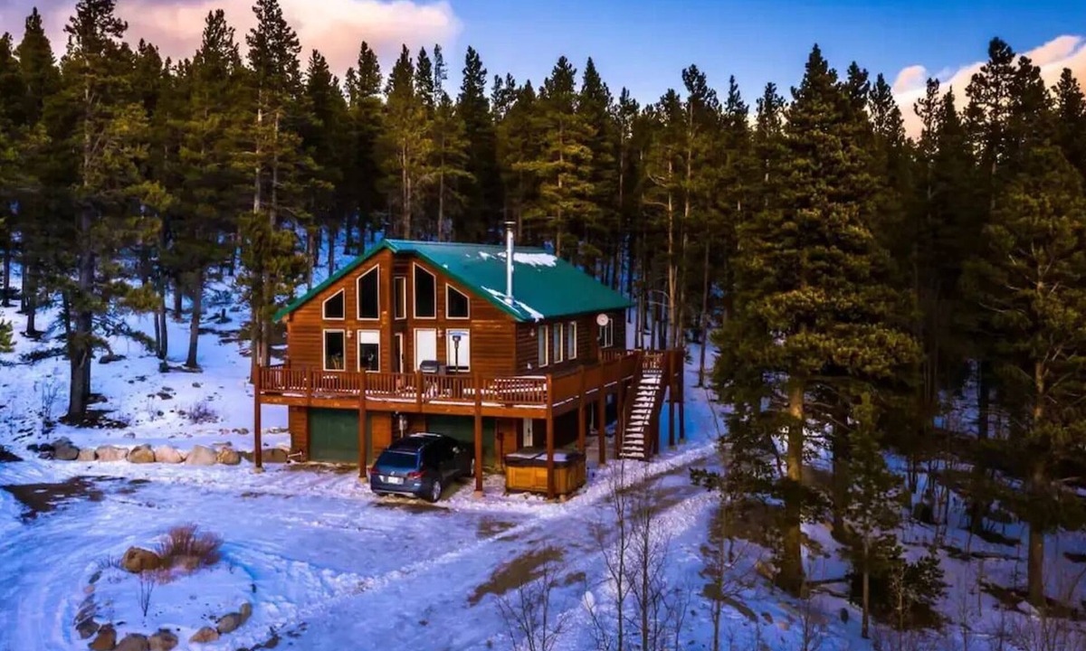 Valley of the Sun Cabin | Lovely 3BR Near Town w/Hot Tub, Stunning Views!