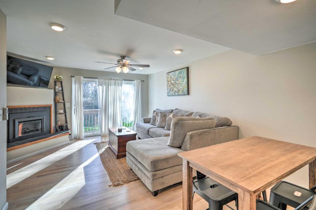 Iowa City House | Lovely Iowa City Townhome ~ 3 Mi to Dtwn!