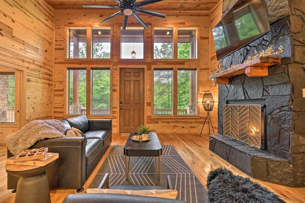 Broken Bow House | Luxurious and Modern Cabin with Hot Tub and Fire Pit!