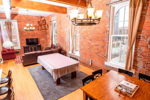 Wholesale District House | Luxurious Downtown Condo by Georgia St