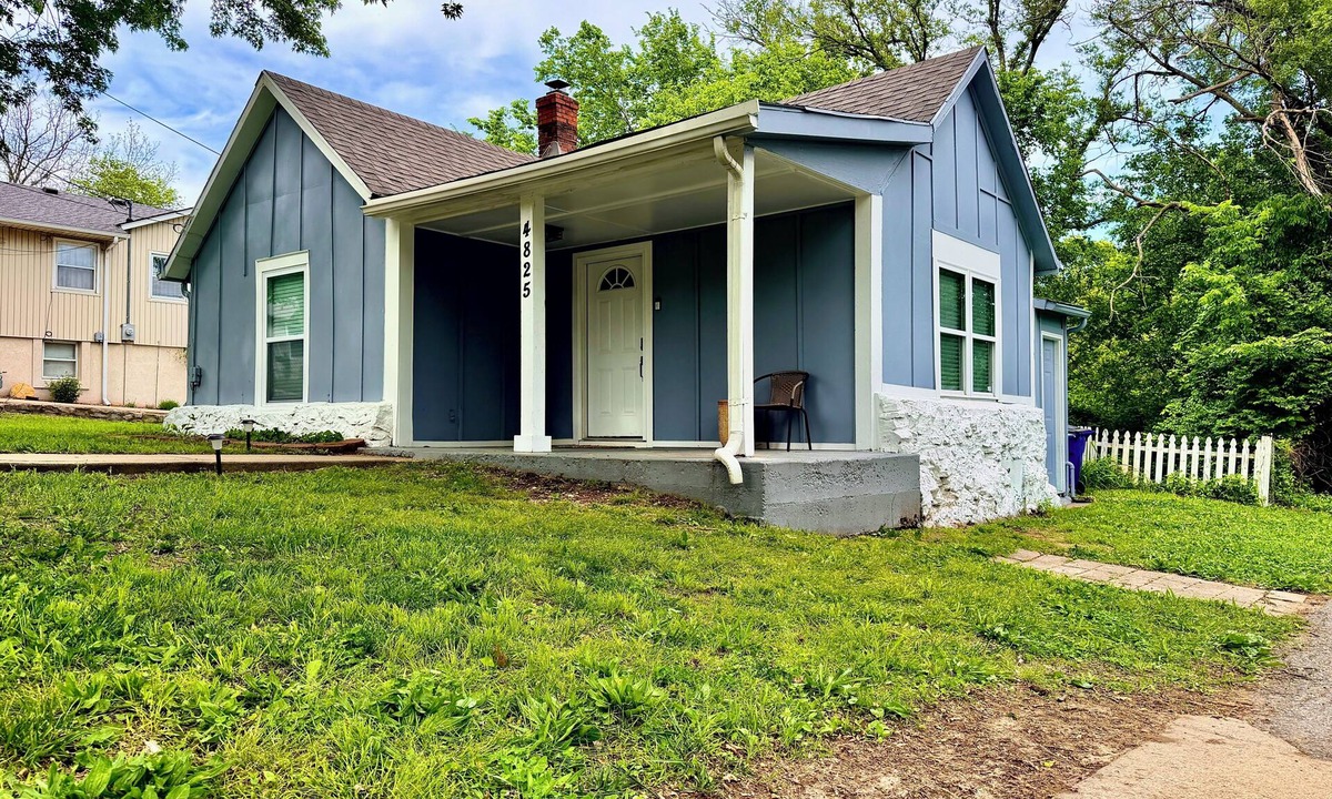Kansas City House | Luxury 2-bedroom house-best KC location 2 bd.1bth Kng &Qn Bd. Sleeps 6 adults.