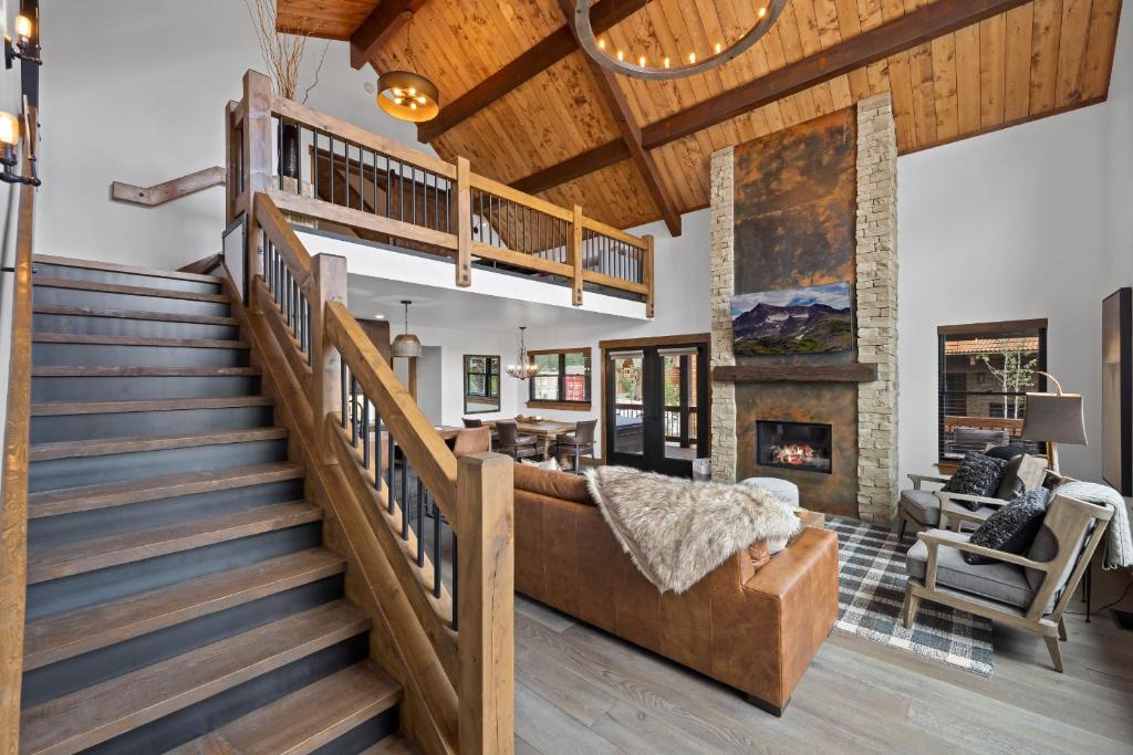 Estes Park House | Luxury Cabin! Fireplace and Jacuzzi!