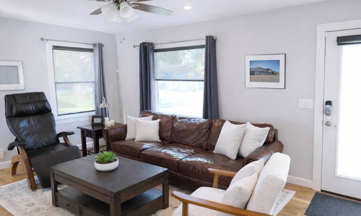Overland Park House | Luxury Retreat 1 block to downtown OP