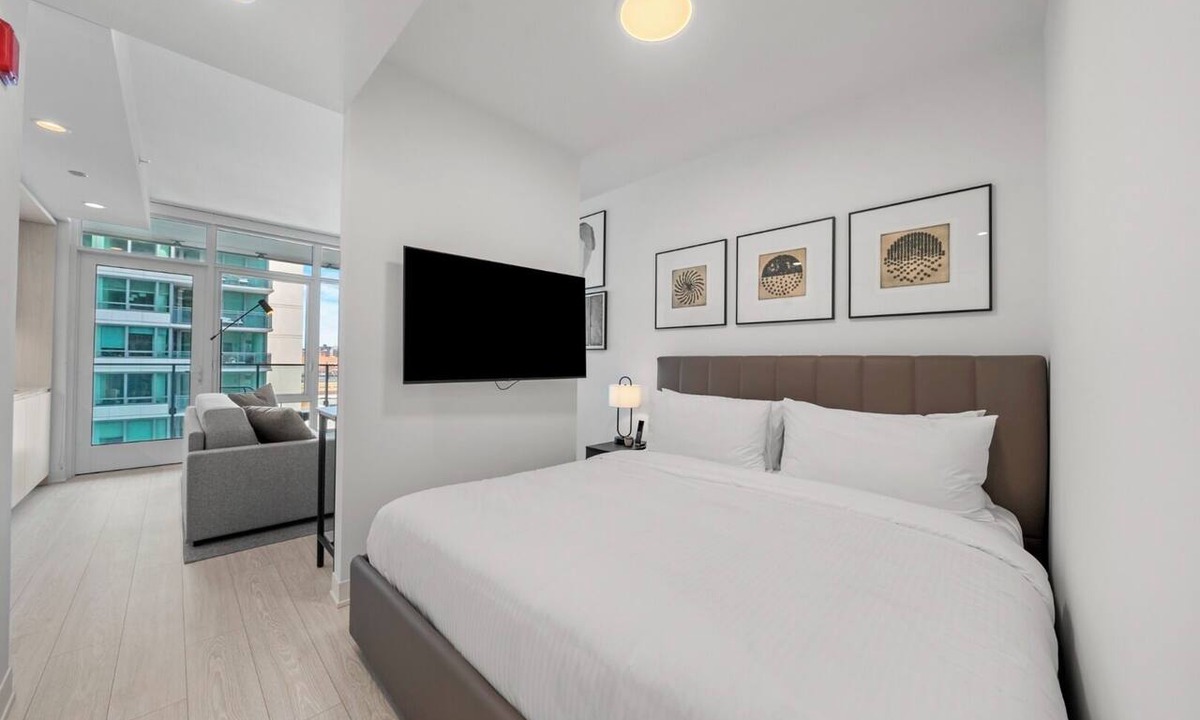 West Loop Hotel | Luxury West Loop Suites: Your Chicago Stay with Modern Comfort & Resort Perks