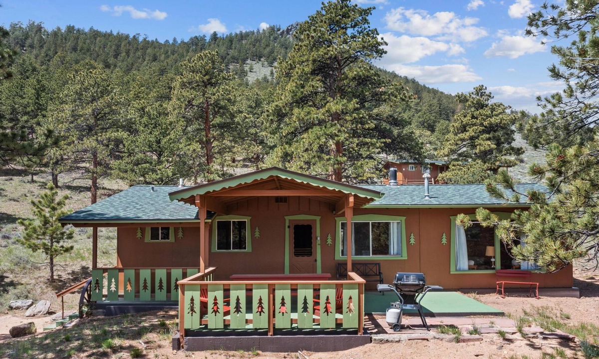 Estes Park Cabin | Machin's Cottage #16 3 bdrm Cabin near RMNP Pet Friendly