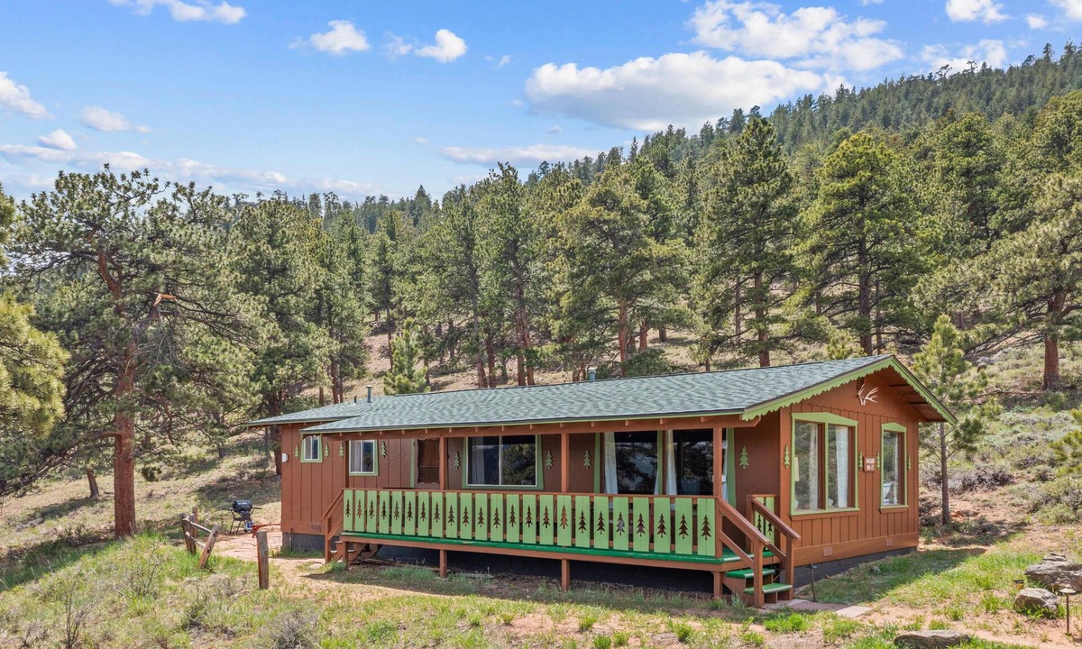 Estes Park Cabin | Machin's Cottage #17 3 Bedroom Cabin on edge of RMNP Pet Friendly