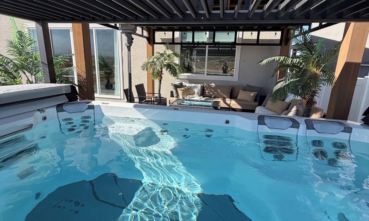 Salem House | Magical Mountain-View Retreat SwimSpa-Hot Tub , Fire pit & Cozy Living Spaces