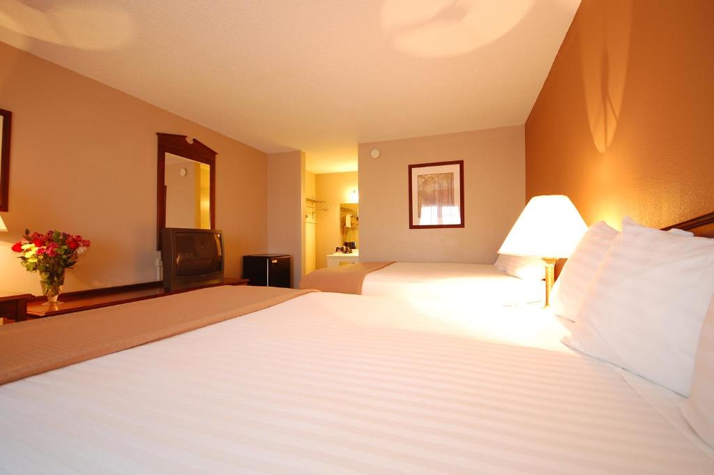 Garden City Hotel | Magnuson Hotel Red Baron