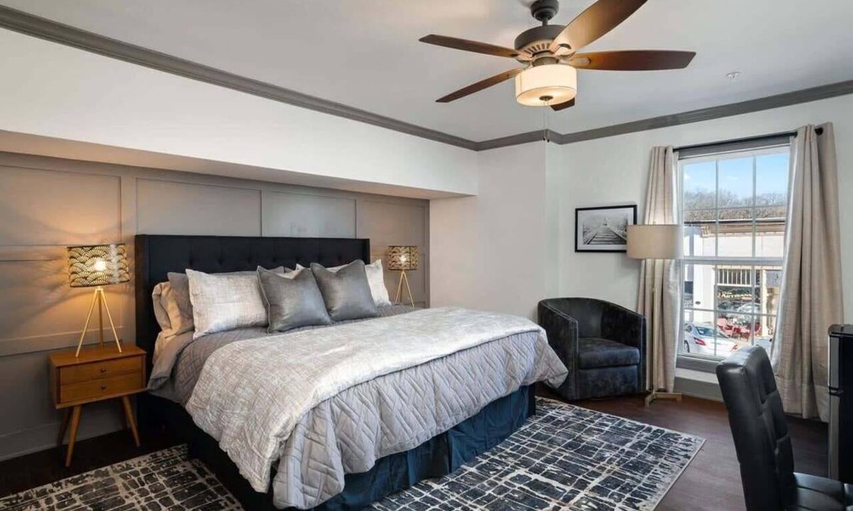 Parkville Apartment | Main Street Stay 1BR KingBed Walkable Shops